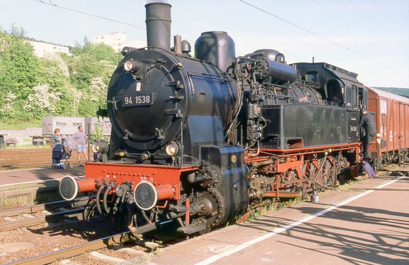 94 1538 wird bei einer Sonderfahrt im Sommer 1997 im Bahnhof Mosbach-Neckarelz zur Weiterfahrt vorbereitet.