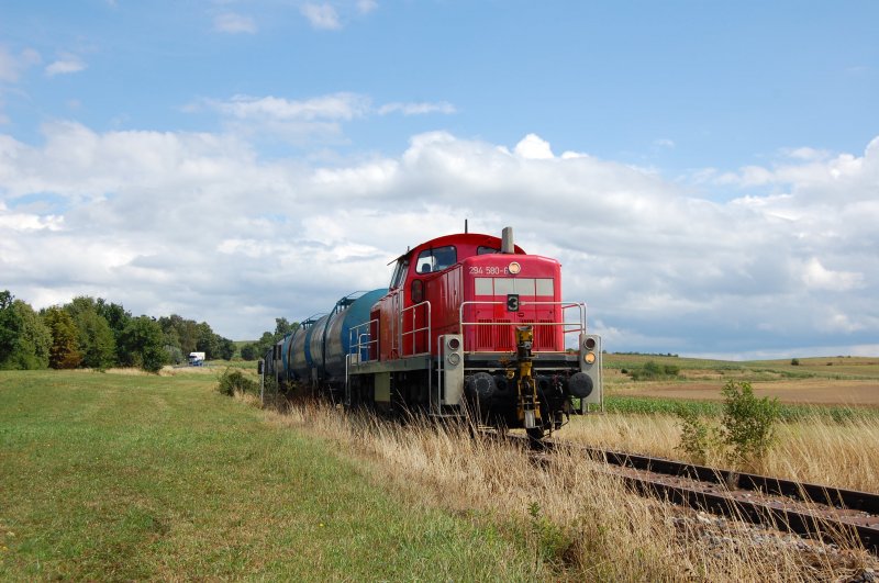 94 580 mit einem Gterzug bei Burgstall am 08.08.2008 (Strecke Amberg-Schnaittenbach)