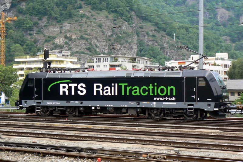 94 80 0 185 570-9 mit Gterzug in Brig