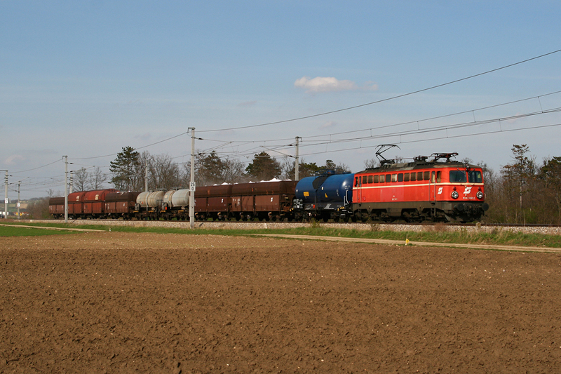 9.4.08 Der einzige Gterzug der auf der Laaer Ostbahn im passenden Licht fotografiert werden kann und dann wird auch noch eine 1042 verplant, etwas Besseres kann einem Fotografen ja gar nicht mehr passieren, hier die 1042 041 mit dem NG 64203 von Laa an der Thaya nach Kledering.