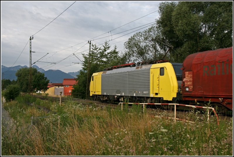 9480 0189 927-7 (E189 927RT) bringt um 07.03 Uhr am Morgen des 29.06.07 bei Rosenheim einen Coilzug nach Italien.