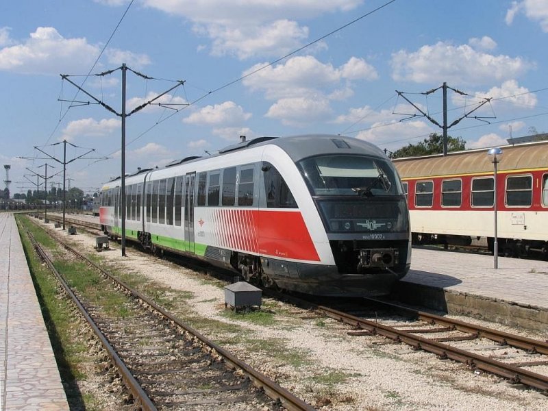 9552 10007 6/9552 10008 4 mit Zug 29103 Kardam-Varna (Кардам-Варна) auf Bahnhof Varna (Варна) am 23-08-2006.