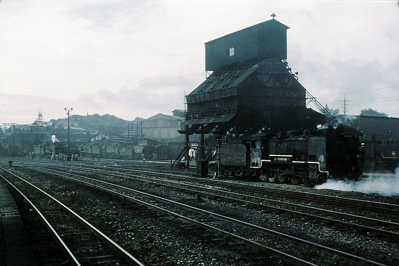 9600: Die Lok 3 9642 in der Bekohlungsanlage von Nôgata im Norden der Insel Kyûshû. Heute flitzen dort saubere, leise Elektrotriebzüge durch; vom alten Bahngelände ist nichts mehr zu sehen. 10.August 1972. 