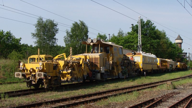 97 16 34 003 17 - 4 + 97 85 19 102 17 - 8 + 97 40 71 003 17 - 8
Sowie im Hintergrund 97 43 42 027 17 - 0 + 97 16 40 057 18-0 am 1.5.2009 beim 100 J�hrigem Jubil�um des Rangierbahnhof Wustermark.