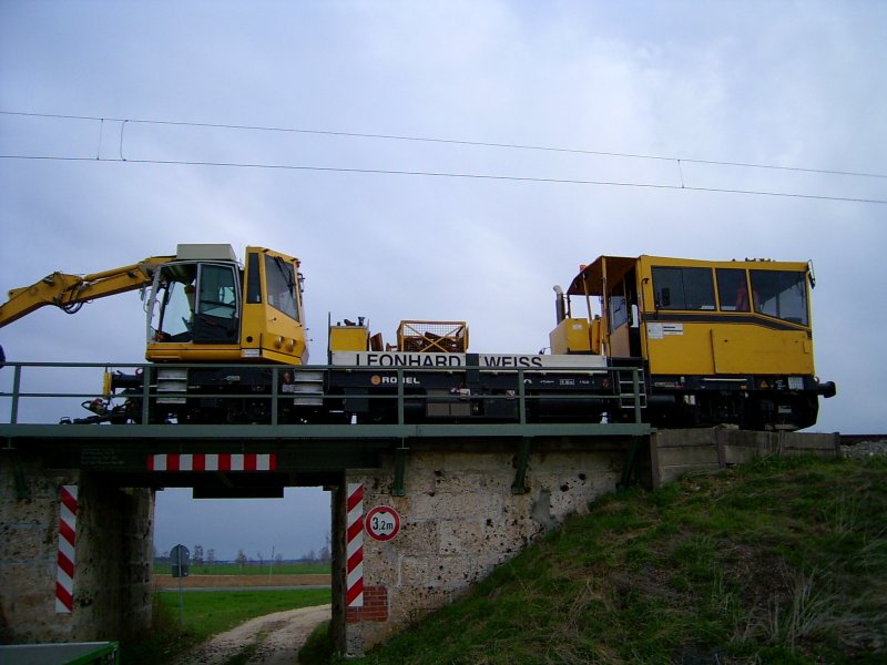97 17 57 502 17-6 Robel Bamowag 54.24 Gleisarbeitsfahrzeug mit Baggeroberteil der Firma Leonhard Weiss am 17,04,2005 auf der KBS 995 bei Nrdlingen 