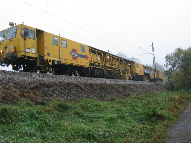 97 40 67 502 17-5 Zweischwellenstopfmaschine 09-Dynamic der Gleisbaufirma Swietelsky auf der KBS 980 am 30,10,2005 in der Nhe von Neuoffingen
