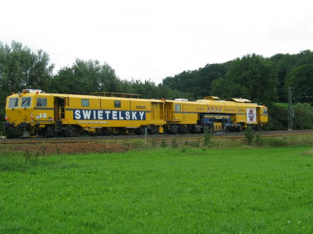 97 40 72 501 18-8 Plasser&Theurer Stopfmaschine 09-4X Dynamic der Gleisbaufirma Swietelsky am 13,08,2006 auf der KBS 786 bei Essingen/Wrttemberg 