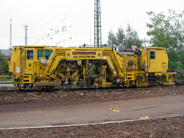 97 43 43 515 10-8 Plasser&Theurer Stopfmaschine 08-275 ZW SH
der Firma Riebel am 07,10,2005 in Aalen