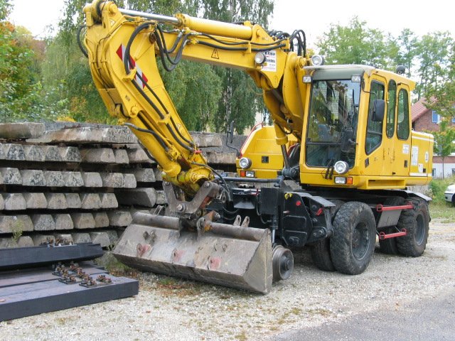 97 51 89 502 60-5 Zweiwegebagger Atlas 1604 ZW-WB mit Absttzpratzen der Firma Kaiser am 21,10,2005 in Aalen