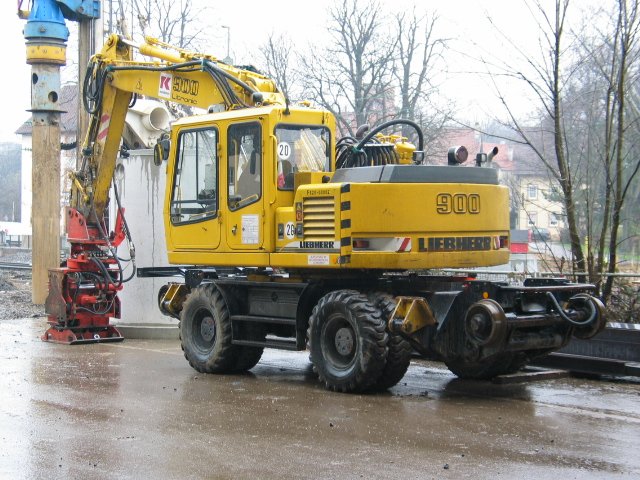 97 51 93 541 60-7 Zweiwegebagger Liebherr A 900 ZW-WB der Frima Kassecker abgestellt in Aalen am 05,04,2006 bei der Erstellung der neuen Unterfhrung