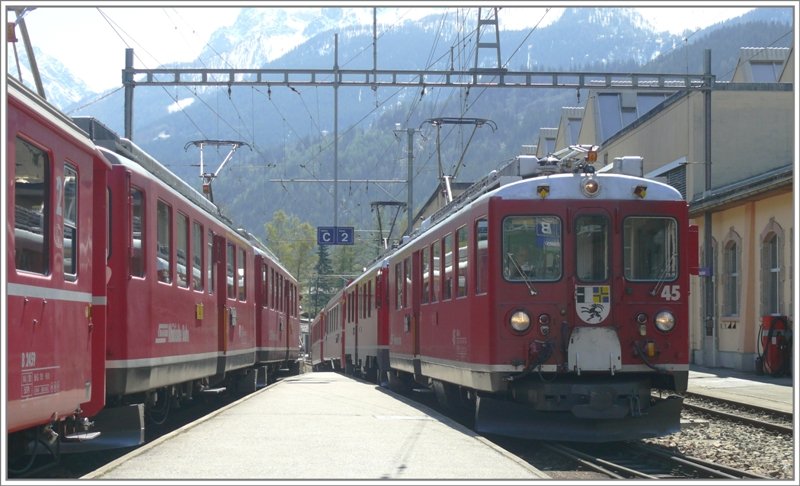 973 und 1654 mit je zwei ABe 4/4 II begegnen sich in Poschiavo. (23.04.2009)