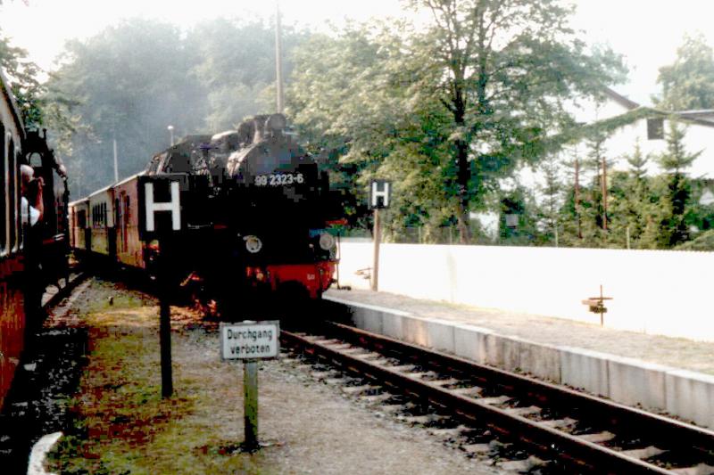 98 2323-6 der Mecklenburgischen Bderbahn fhrt im Sommer 2002 in Heiligendamm ein,wo eine Schwesterlok mit ihrem Zug auf den Abfahrauftrag wartet,den die Aufsicht ihr gleich erteilen wird.