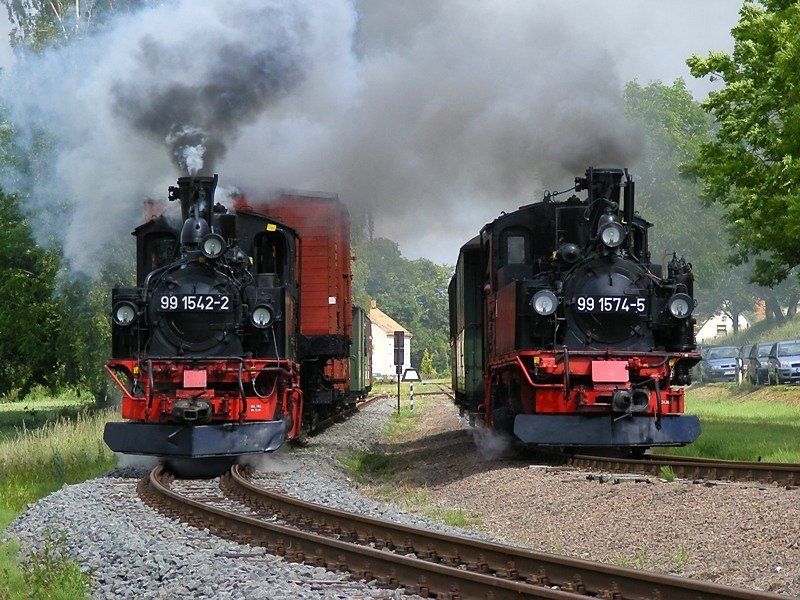 99 1542-2 und 99 1574-5 bei  Parallelausfahrt  Richtung Kemmlitz und Glossen am 12.6.2009 in Nebitzschen.