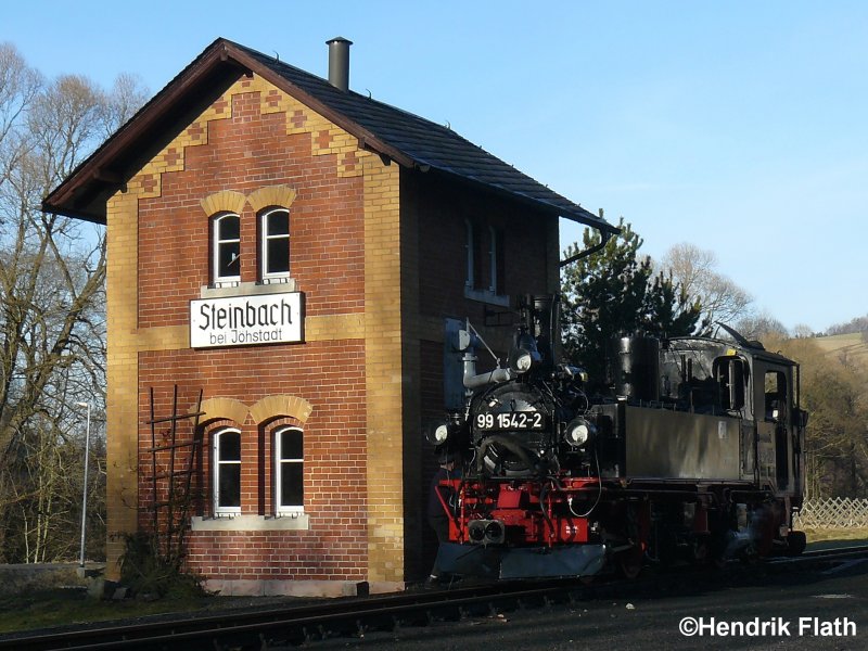 99 1542-2 beim Wasserfassen vor dem berhmten Wasserhaus im Bahnhof Steinbach. Datum: 03.02.