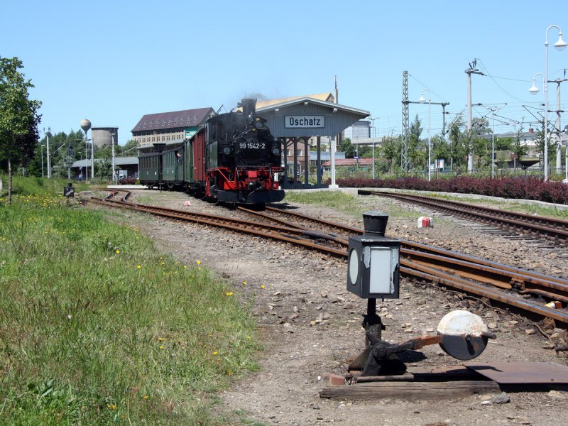 99 1542-2 steht am 13.06.2009 mit ihrem Personenzug im Schmalspurteil des Oschatzer Hauptbahnhofs und wartet auf ihre Rckfahrt nach Mgeln.