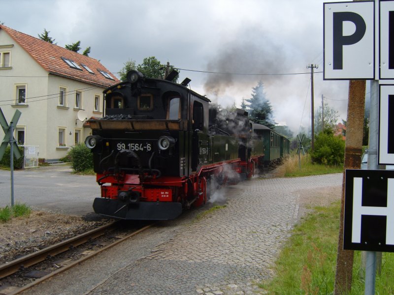 99 1564-6 und 99 1608-1 am 05.07.2008 mit ihrem Personenzug kurz vor Einfahrt in Brnsdorf. Die Fahrt geht anschlieend bis Moritzburg wo die beiden IV K getrennt werden und anllich des Schmalspurfestivals weiter im Einsatz sind.