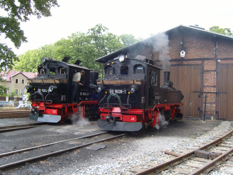 99 1564-6 und 99 1608-1 haben am 05.07.2008 ihren Personensonderzug anllich des Schmalspurfestival nach Rdeburg gezogen und werden jetzt vor dem Radeburger Lokschuppen fr die Rckfahrt mit Wasser versorgt.