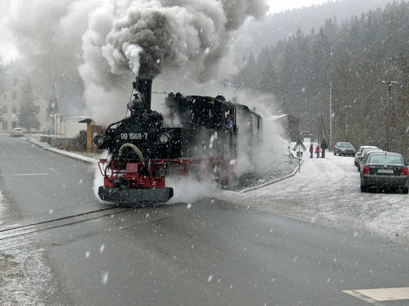 99 1568-7 bei der Ausfahrt aus dem Bahnhof Schmalzgrube bei Jhstadt in Richtung Jhstadt. Das Wetter war allerdings Lokfhrers Leid. Schneefall - die Schienen wie Schmierseife. Schmalzgrube 28.12.2006