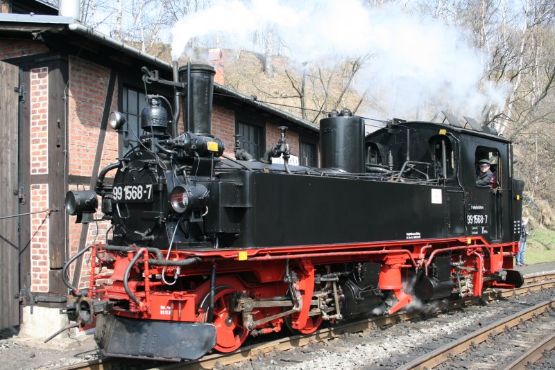 99 1568 hat ihren Personenzug aus Steinbach gebracht,und rangiert zum Wasserkran.Jhstadt am 10.04.09.