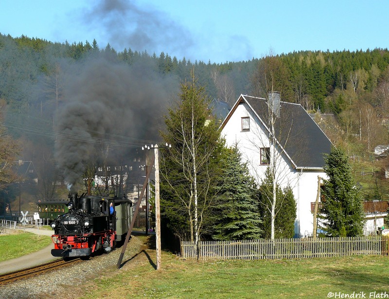 99 1568 konnte mit ihrem Personenzug ebenfalls bei der Ausfahrt aus dem Bahnhof Schmalzgrube auf den Chip bebannt werden. Datum: 13.04.2009