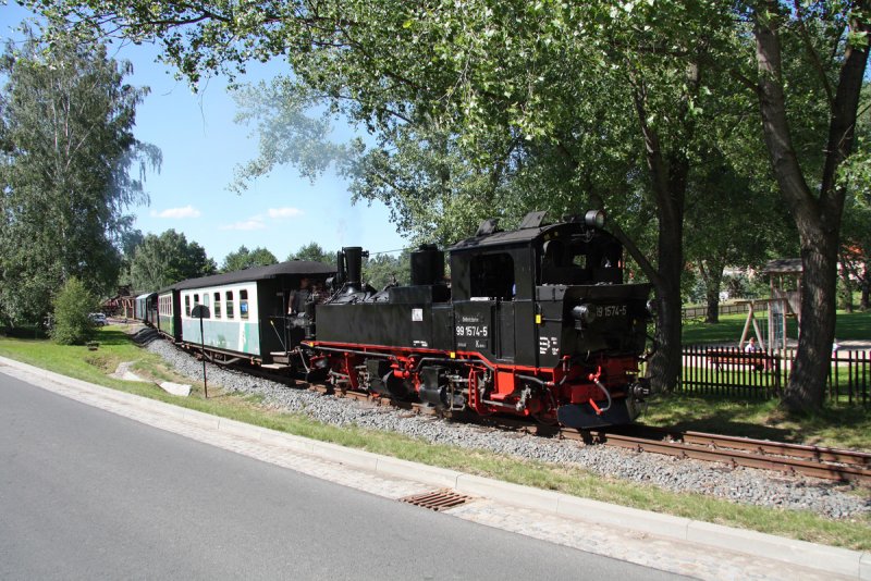 99 1574-5 bei der Ausfahrt aus dem Verladebahnhof Glossen, am 13.06.2009.