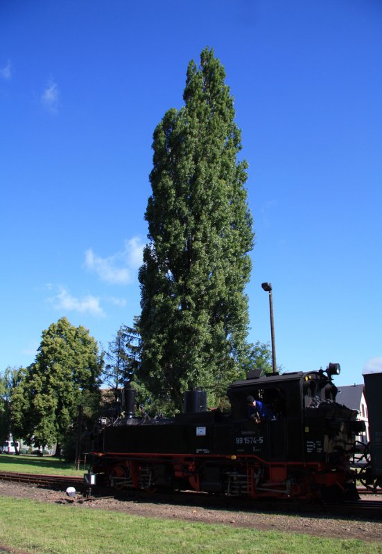 99 1574-5 beim zusammenstellen des Zuges im Bahnhof Mgeln,13.06.2009.