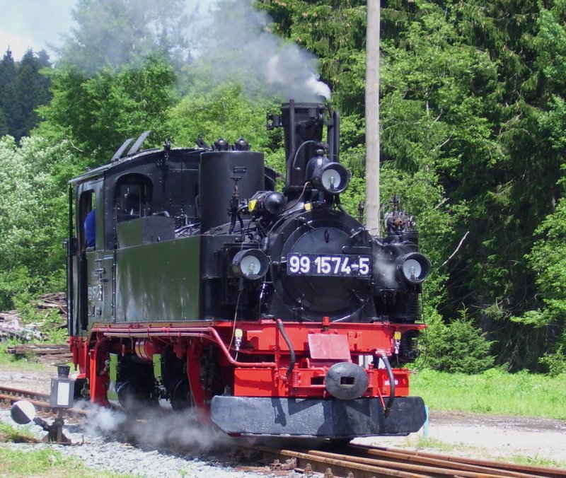 99 1574-5 dampft am 24.06.07 wie in alten Zeiten durch den Bahnhof Schnheide Sd. Auffllig und ausergewhnlich zugleich, ist die Luftpumpe auf der Heitzersite der Lok. Die Druckluftbehlter sind zur hlfte im Wasserkasten, die andere Hlfte wird von den Werzeugksten verdeckt. Die zu DDR Zeiten auf Rgen eigesetzten IV K hatte ihre Druckluftbehlter auf dem Kesselscheitel.