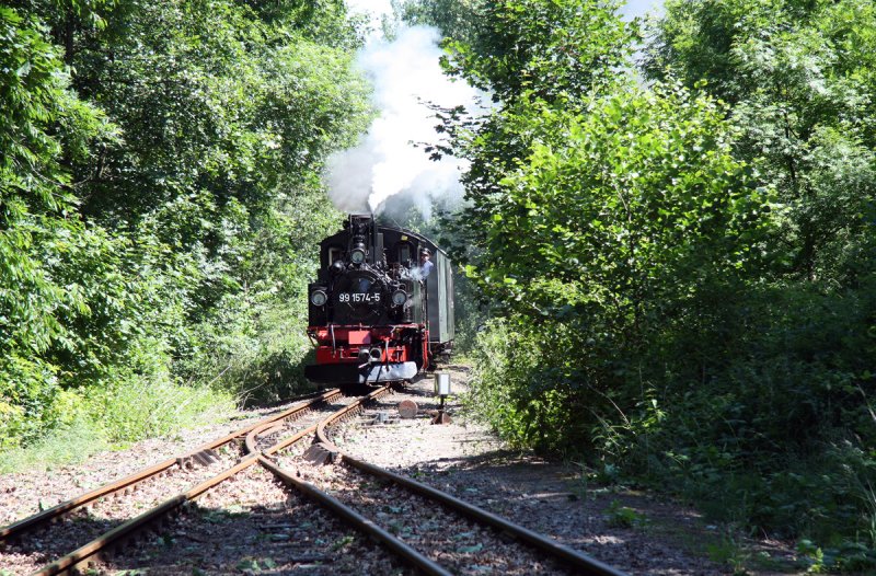 99 1574-5 erreicht, aus Oschatz kommend, Thalheim, 13.06.2009.