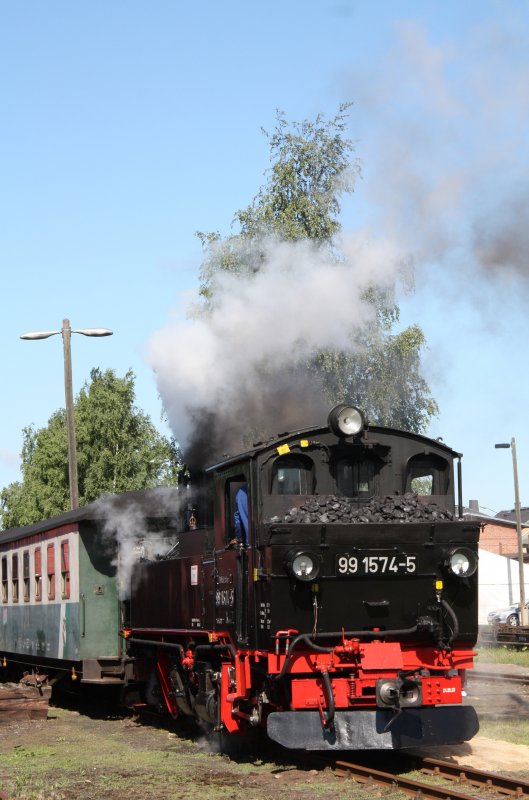 99 1574-5 steht am Morgen des 13.06.2009 mit ihrem Personenzug im Bahnhof Mgeln bereit zur Abfahrt nach Oschatz.