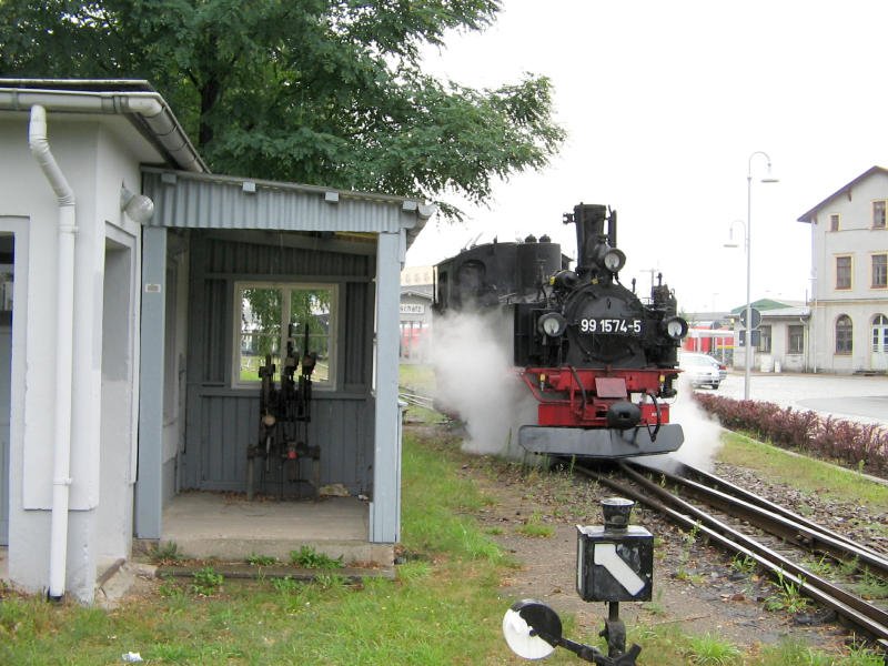 99 1574 rangiert an ihren Zug nach Mgeln, Oschatz 28.07.07