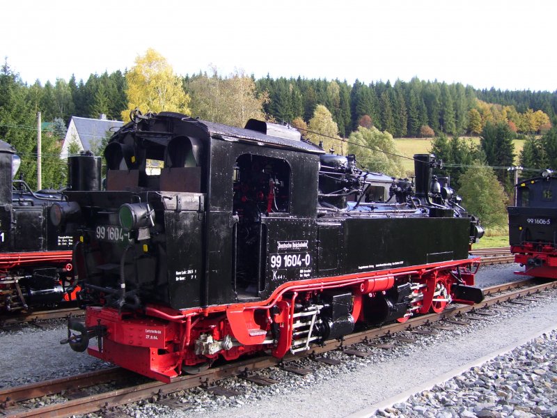 99 1604-0 des VSSB hat ihre Bleibe in Radebeul verlassen um am IV K Treffen der Pressnitztalbahn teilzunehmen. Sie war die 2 Altbau IV K bei dieser Veranstaltung. (05.10.08)