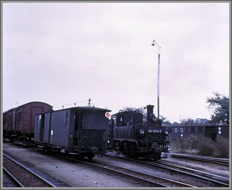 99 1683-8 rangiert in Mgeln(b.Oschatz). Gut zu sehen auf dem Gepckwagen der Seilzug der Heberlein-Bremse. (Archiv 07/73)