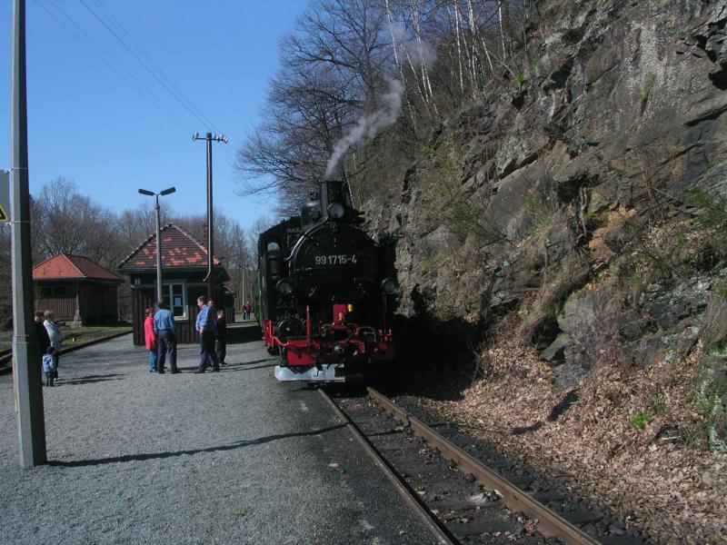 99 1715-4 am 14.04.2004 kurz vor Abfahrt vom Bhf Seifersdorf.