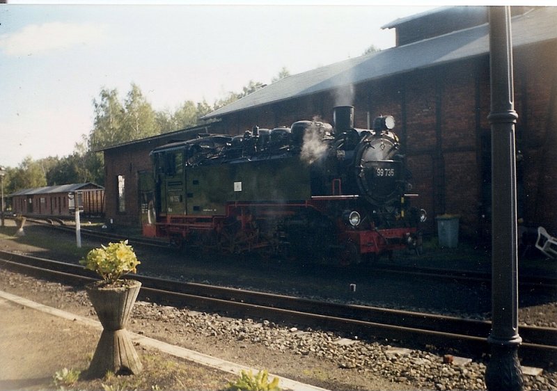 99 (1)735 nimmt am 11.September 2001 am Lokschuppen in Bertsdorf Wasser.