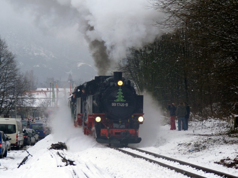 99 1746-9 und 99 1771-7 ziehen den Erffnungszug der Weieritztalbahn am 13. Dezember 2008. Hier bei Comannsdorf. 