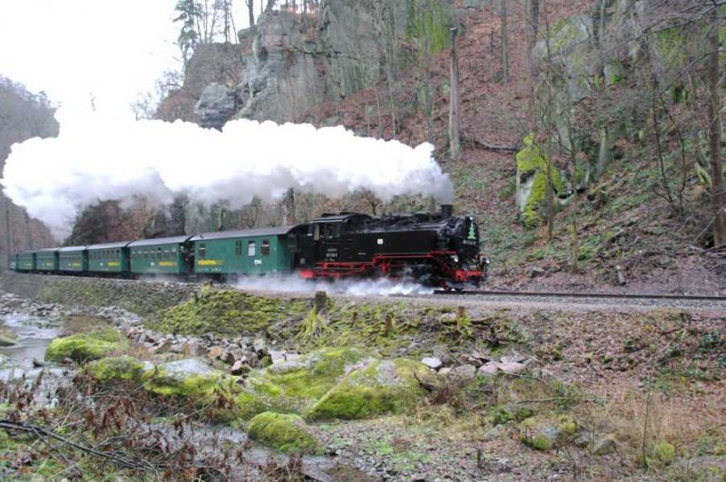 99 1746-9 fhrt am 20.12.08 durch den Rabenauer Grund in Richtung Dippoldiswalde.