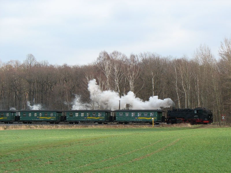 99 1747-7 (ex DR 99 747 ; DB 099 727-0) Tv mit Zug P 3007 Moritzburg - Radebeul-Ost vor dem Gelände vom Bad  Sonnenland  - 31.01.2007
