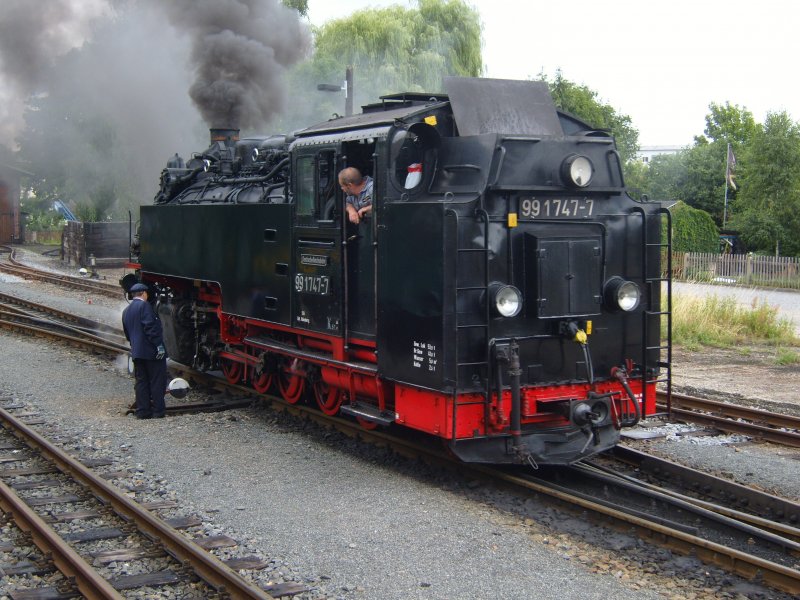 99 1747-7 hat am 12.07.2008 ihren Personenzug planmig nach Radeburg gebracht. Bevor die Rckfahrt nach Radebeul beginnt wird die Lokomotive noch mit Wasser versorgt und an das andere Zugende umgesetzt.