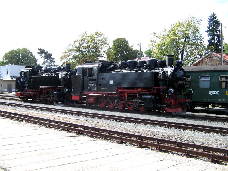 99 1747 (BMAG 9536-1929) und 99 1775 (LKM 32014-1953) im Bahnhof Radeburg 15.09.07