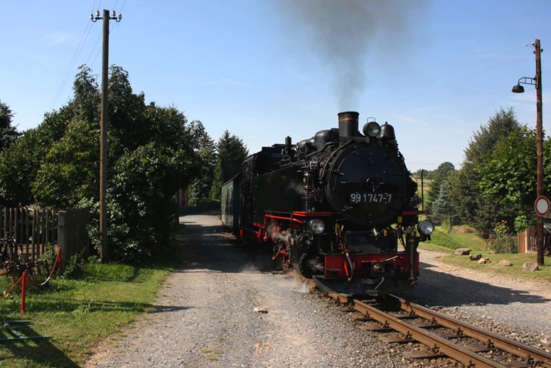 99 1747 zieht P 3004, Radebeul Ost-Radeburg, aus Friedewald Bad heraus, 15.08.09