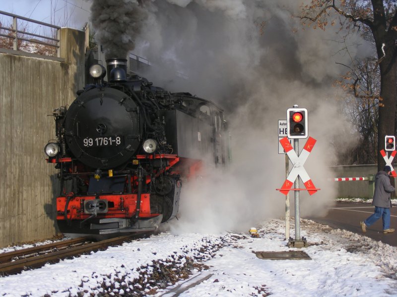 99 1761-8 hat am 13. Dezember 2008 gerade den Bahnhof Freital-Hainsberg verlassen um nach Dippoldiswalde zu fahren. Es handelt sich um den ersten Regelzug, der nach dem Er�ffnungszug fuhr.
