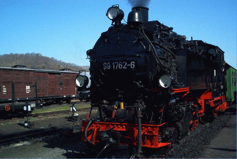 99 1762-6 mit Personenzug bereit zur Ausfahrt aus Bahnhof Freital-Hainsberg

Foto: Sturmvogel