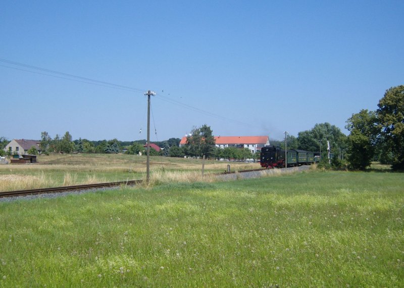 99 1775-8 ist am 02.07.2008 von Radeburg nach Radebeul unterwegs. Hier verlt sie gerade mit ihrem Personenzug die Station Berbisdorf.