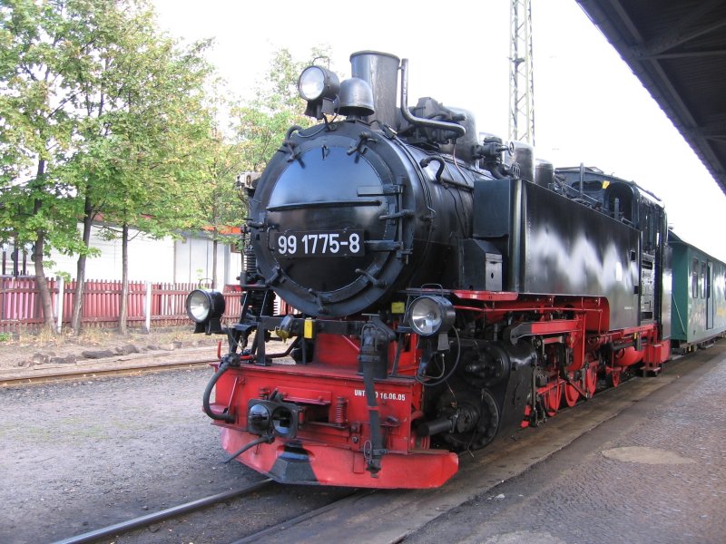 99 1775-8 in Radebeul mit seinem Schmalspurzug nach Moritzburg, 2006