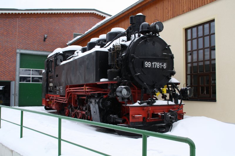99 1781-6 hat wieder ihren Stammplatz vor der Fahrzeughalle der Pressnitztalbahn eingenommen. (31.01.09.)