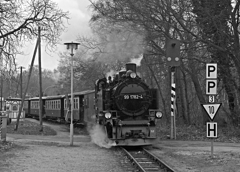 99 1782-4 der R�BB mit einem Zug nach Putbus am 30.12.2008 in Baabe.