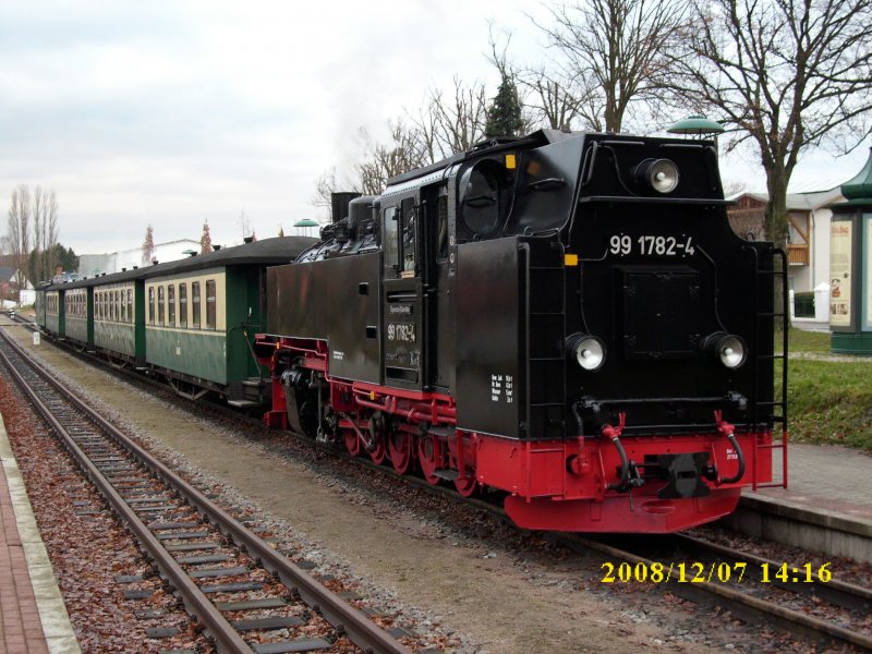 99 1782 am 07.Dezember 2008 wartet mit dem Personenzug Putbus-Ghren in Binz LB die Kreuzung mit dem Gegenzug ab.