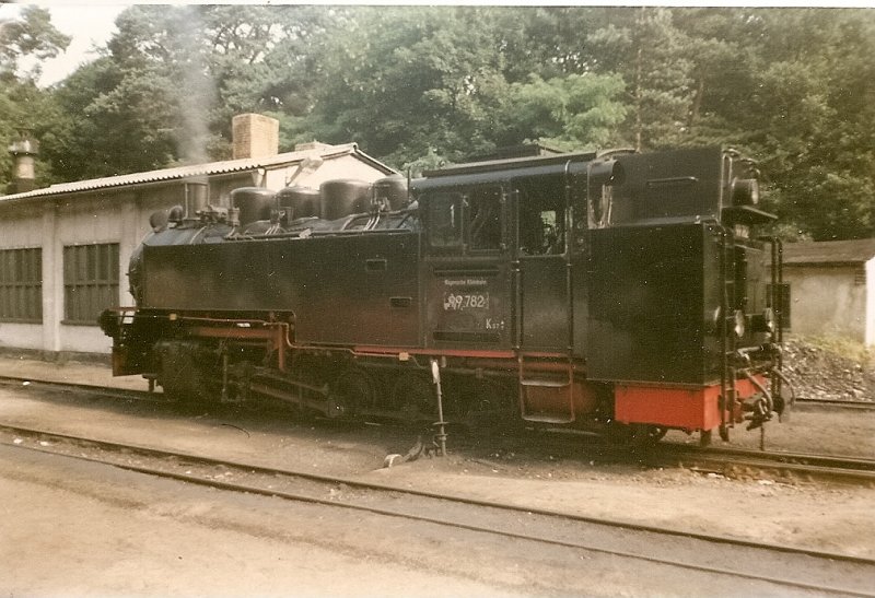 99 (1)782 im September 1997 vor dem Lokschuppen in Ghren bei der Pause.
