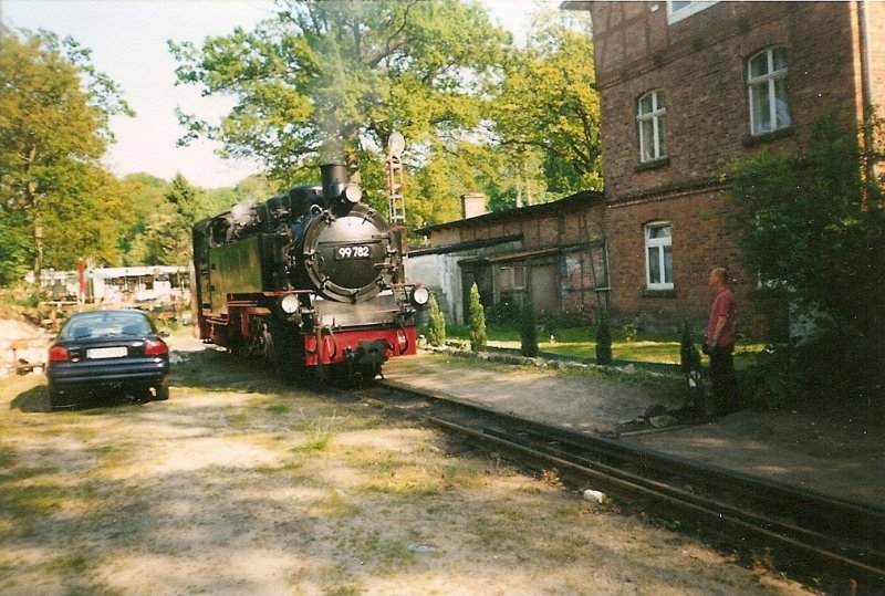 99 (1)782 setzt im Juni 1999 in Ghren am Streckenende um um dann am Lokschuppen Wasser fr die Rckfahrt aufzunehmen.