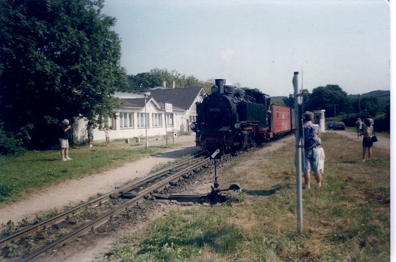 99 (1)782 wird an einem Augusttag 1997 beim Verlassen von Binz in Richtung Putbus umlagert von Fotografen.